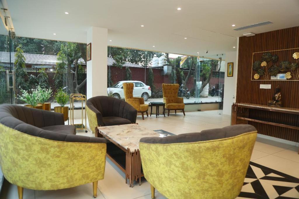 Sapphire Sky Hotel Dehradun Dış mekan fotoğraf