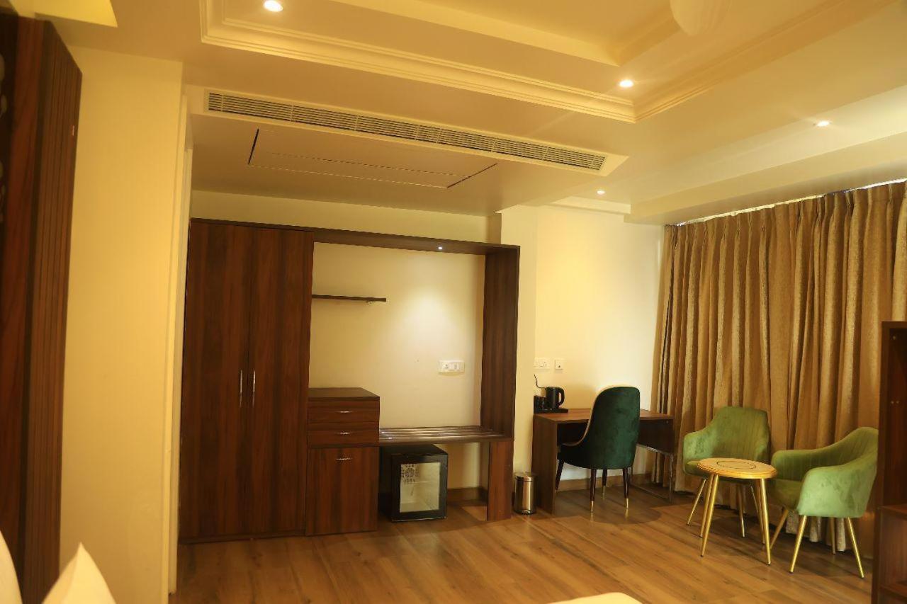 Sapphire Sky Hotel Dehradun Dış mekan fotoğraf